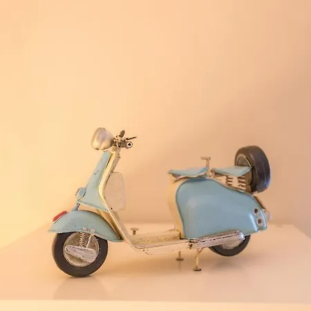 Bright & Cozy 2 Bedroom Flat 50m From M4 Stop Apartment