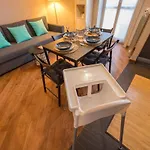 Daire Bright & Cozy 2 Bedroom Flat 50m From M4 Stop Milano