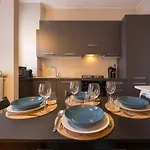 Bright & Cozy 2 Bedroom Flat 50m From M4 Stop Daire *