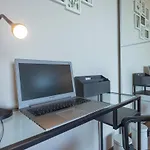 Daire Bright & Cozy 2 Bedroom Flat 50m From M4 Stop Milano