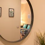 Bright & Cozy 2 Bedroom Flat 50m From M4 Stop Daire