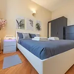 Daire Bright & Cozy 2 Bedroom Flat 50m From M4 Stop