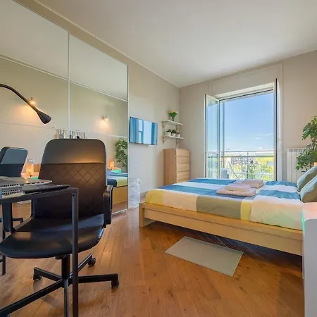 Bright & Cozy 2 Bedroom Flat 50m From M4 Stop Daire Milano