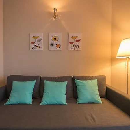 Bright & Cozy 2 Bedroom Flat 50m From M4 Stop Daire
