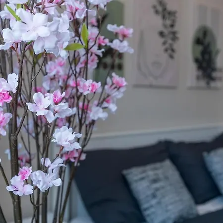 Daire Bright & Cozy 2 Bedroom Flat 50m From M4 Stop