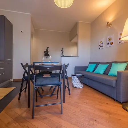 Bright & Cozy 2 Bedroom Flat 50m From M4 Stop Milano
