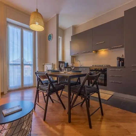 Bright & Cozy 2 Bedroom Flat 50m From M4 Stop * Milano