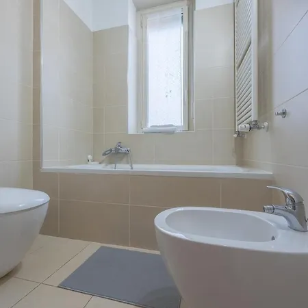 Bright & Cozy 2 Bedroom Flat 50m From M4 Stop