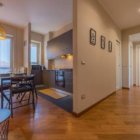 Bright & Cozy 2 Bedroom Flat 50m From M4 Stop *