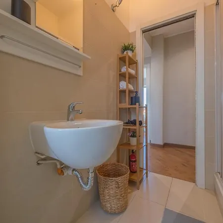 Bright & Cozy 2 Bedroom Flat 50m From M4 Stop