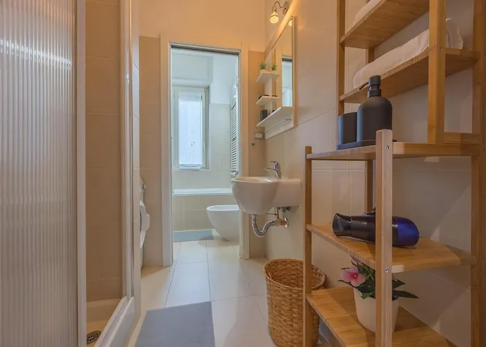 Bright & Cozy 2 Bedroom Flat 50m From M4 Stop Milano